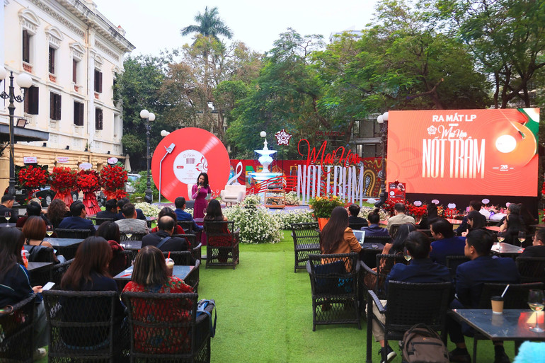 Khá đông giới báo chí và những người yêu nhạc đã tham dự buổi giao lưu và ra mắt album của Nghệ sĩ Nhân dân Mai Hoa.