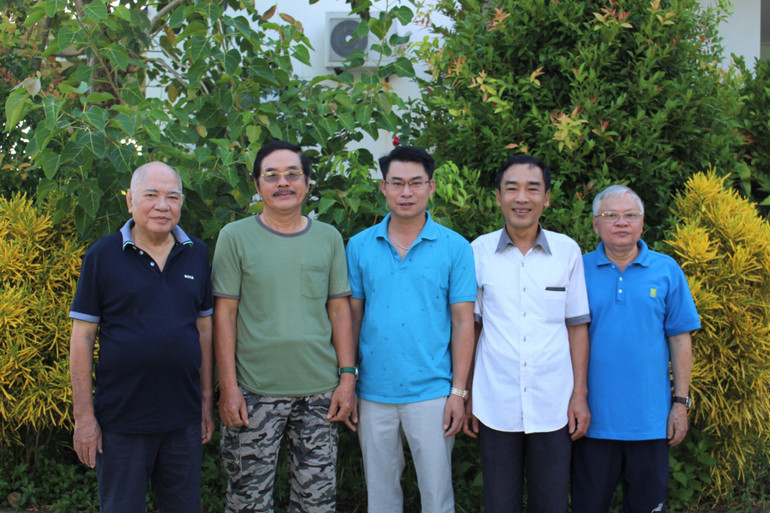 Nhà văn Châu La Việt (ngoài cùng bên trái) cùng các nhà văn tham dự Trại sáng tác về đề tài "Chiến tranh cách mạng và lực lượng vũ trang" năm 2023.