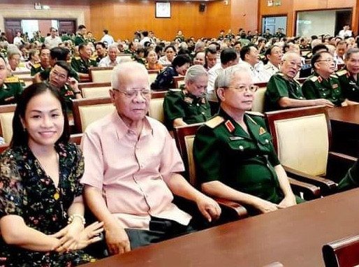 Đại tá Lê Hãn (thứ hai, từ trái sang) tại một buổi lễ kỷ niệm của quân đội.