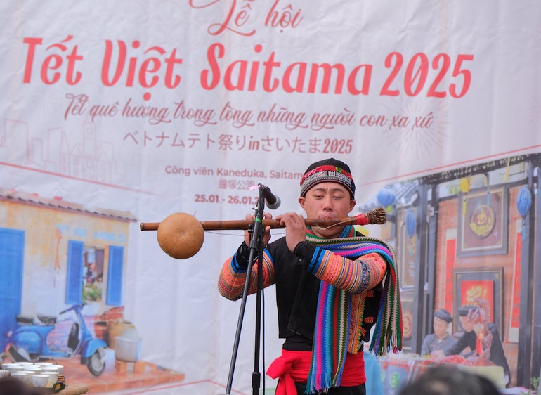 Tiết mục biểu diễn sáo H'Mông tại "Tết Việt Saitama 2025".