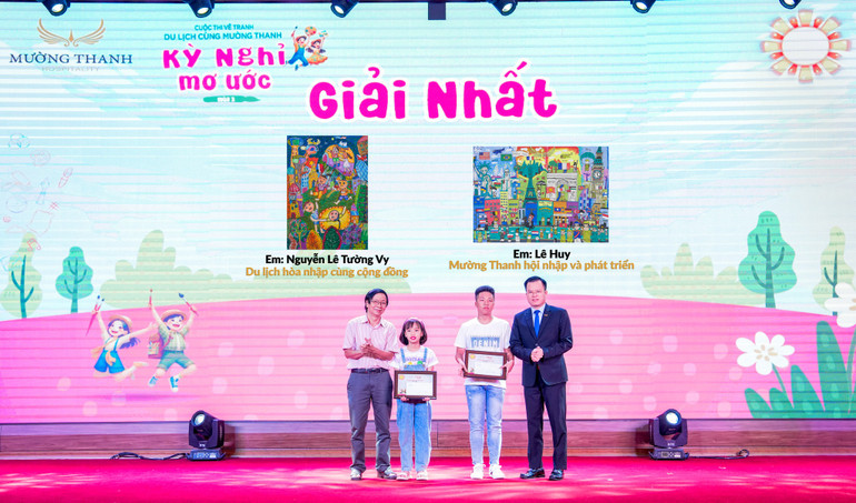 Ban tổ chức trao Giải nhất tặng hai em Lê Huy (Phú Yên) và Nguyễn Lê Tường Vy (Hà Nội).