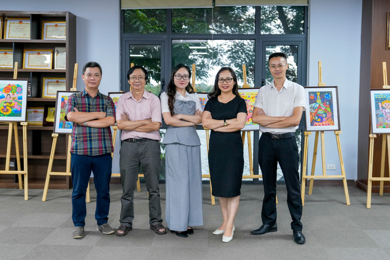 Trưởng Ban giám khảo Nguyễn Hữu Hạnh (thứ hai từ trái sang) và các thành viên giám khảo.