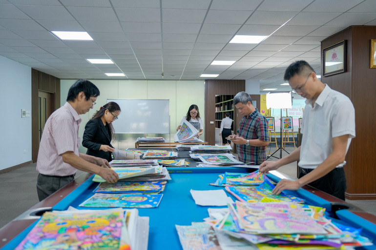 Với gần 2.000 thí sinh dự thi, Ban giám khảo đã phải làm việc liên tục trong một tháng để tuyển chọn những tác phẩm vào vòng chung khảo và xét đoạt giải.