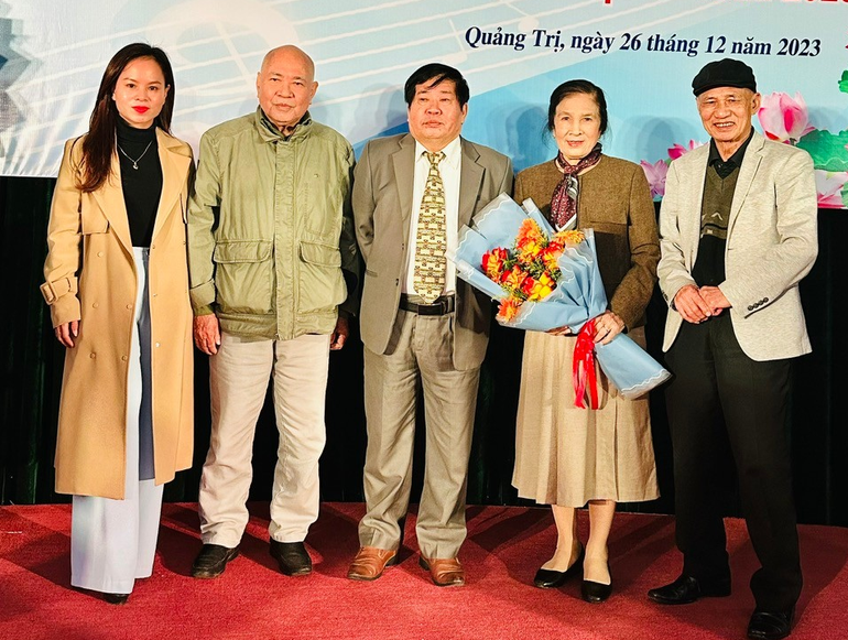 Ca sĩ trẻ Minh Loan và các văn nghệ sĩ tại lễ trao giải thưởng sáng tác ca khúc về Quảng Trị.