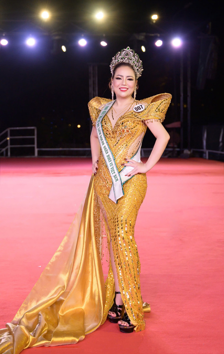 Nữ doanh nhân Hoa hậu Đại sứ Du lịch rạng rỡ trong trang phục dạ hội.