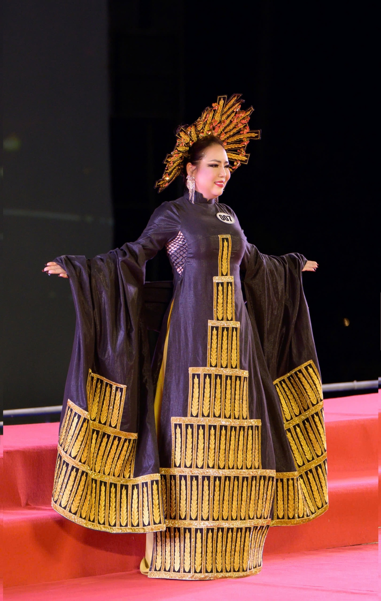 Lê Thùy cũng nhận được giải thưởng Người đẹp áo dài của cuộc thi.