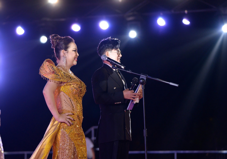 Lê Thùy tự tin trong phần thi ứng xử với thông điệp lan tỏa cảm hứng đến các nữ doanh nhân.