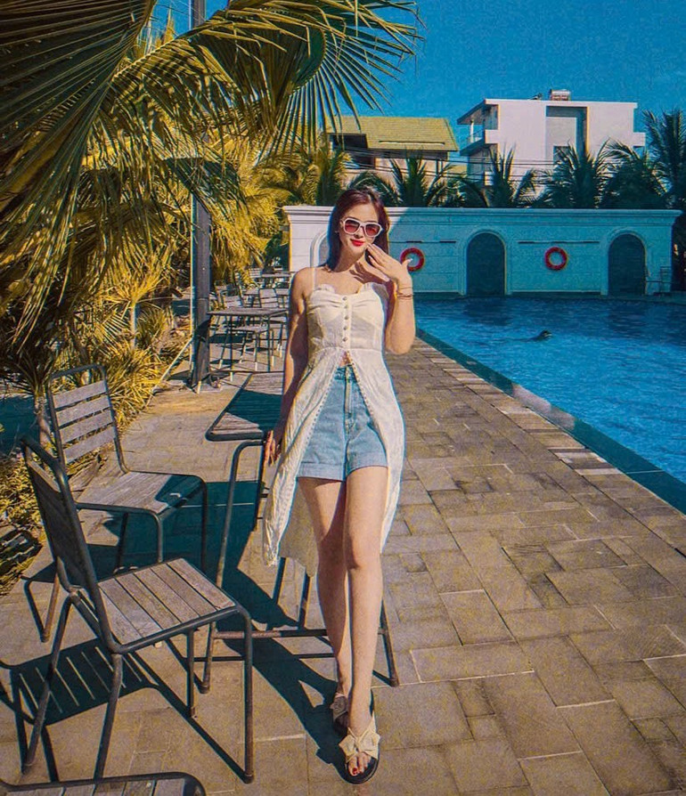 Nữ doanh nhân- giám khảo trẻ trung với phong cách thời trang hiện đại.