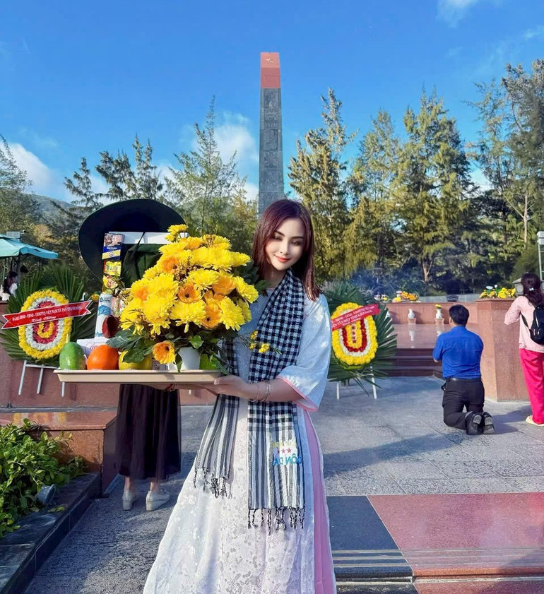 Ánh Hồng tại lễ dâng hương, hoa tưởng nhớ Anh hùng liệt sĩ Võ Thị Sáu tại Bà Rịa- Vũng Tàu.