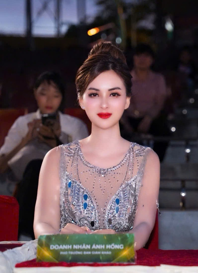Bên cạnh nhan sắc, Ánh Hồng còn là một nữ doanh nhân thành đạt.