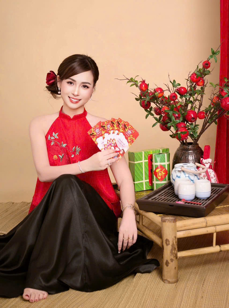 Ánh Hồng mang vẻ đẹp dịu dàng của người phụ nữ Việt Nam.