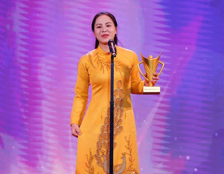 Xạ thủ Trịnh Thu Vinh nhận giải Nữ vận động viên của năm. (Ảnh: Webthethao)