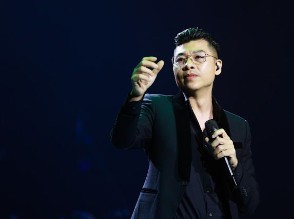 Ca sĩ Nam Tước trình bày ca khúc "Nủ ơi" do chính anh phổ nhạc bài thơ của Lưu Trọng Văn. Ca sĩ Nam Tước trình bày ca khúc "Nủ ơi" do chính anh phổ nhạc bài thơ của Lưu Trọng Văn.