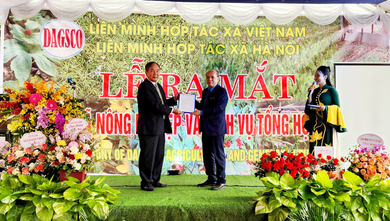 Các đại biểu tại chương trình tọa đàm, giao lưu về bảo tồn cây dược liệu.