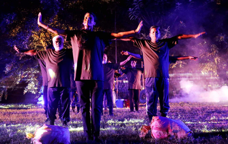 Các nghệ sĩ, diễn viên Bangladesh tại buổi dựng thử vở "Huyền thoại tuổi thanh xuân".