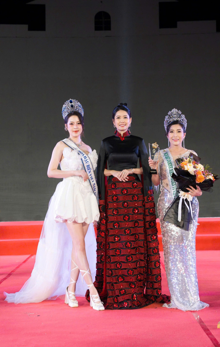 Hoa hậu Biển Việt Nam 2024 và Hoa hậu Doanh nhân hoàn vũ Việt Nam 2025 cùng Chủ tịch hai cuộc thi, Thạc sĩ, Hoa hậu Lê Thị Thơ.