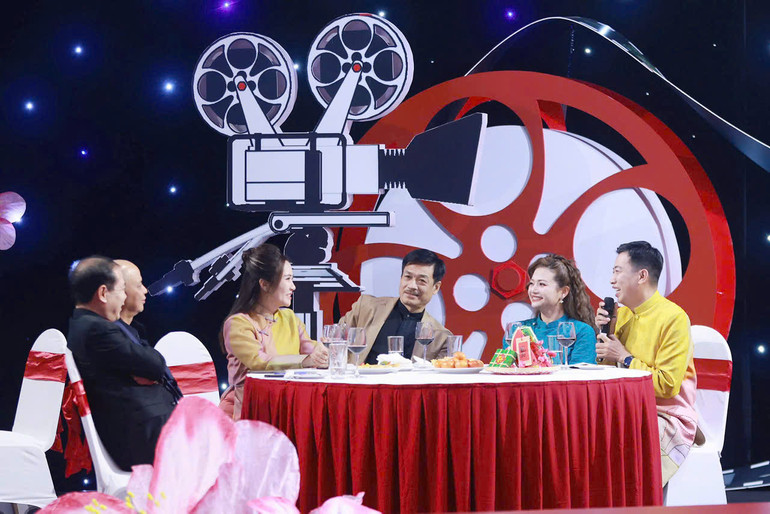 Các đạo diễn, nghệ sĩ điện ảnh từng tham gia các phim truyền hình của Đài PTTH Hà Nội trong năm 2024 cũng góp mặt trong chương trình đón Tết, vui Xuân của đài.