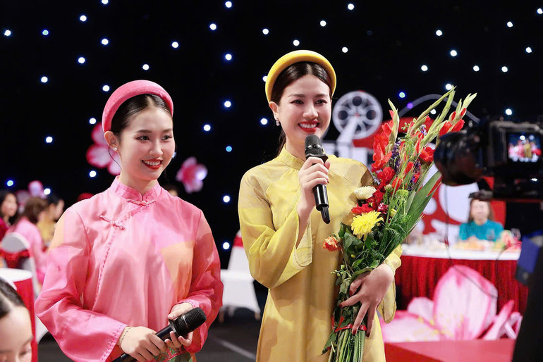 Một số diễn viên điện ảnh dự gala chào Xuân của Đài PTTH Hà Nội.