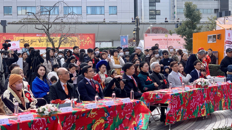 Đông đảo cộng đồng người Việt Nam tại Saitama và bạn bè Nhật Bản tham dự lễ khai mạc.