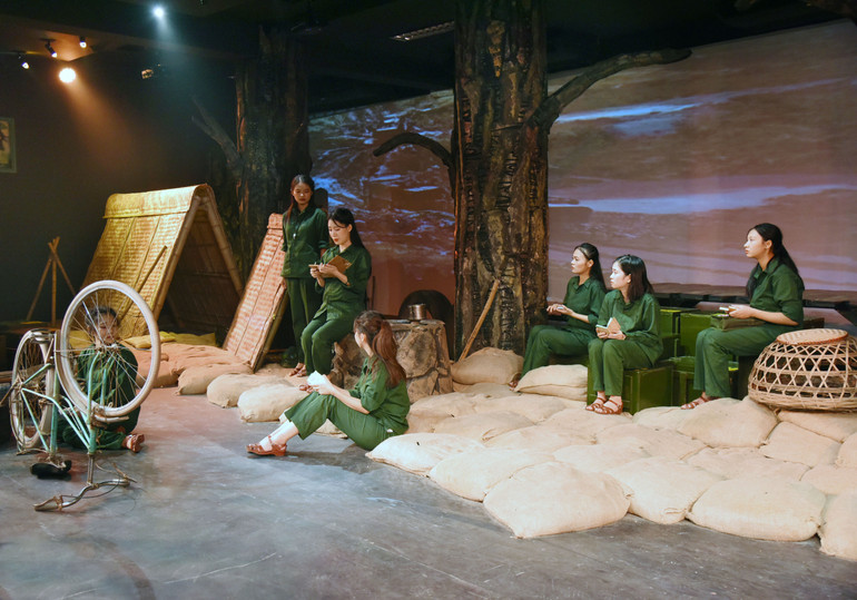 Hơn 5 tấn đất từ chiến trường Ngã ba Đồng Lộc xưa được chuyển ra Hà Nội để đóng bao bài trí sân khấu. (Ảnh: TRẦN HẢI)