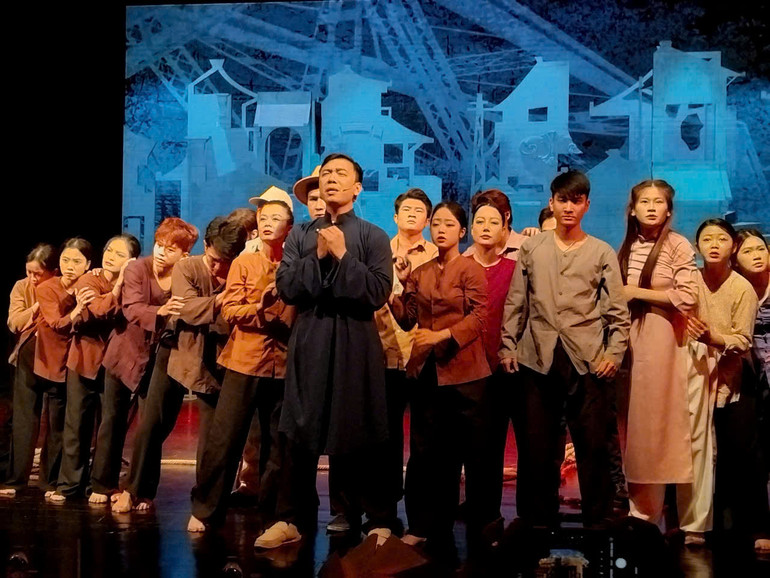 "Lửa từ Đất" tái hiện cuộc đấu tranh kiên cường dưới sự lãnh đạo của những người Cộng sản để giành độc lập, tự do cho dân tộc.