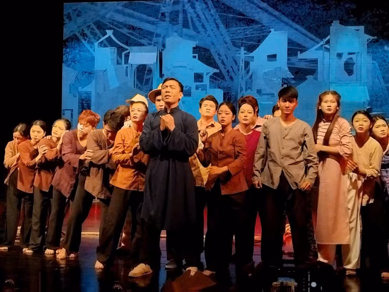 "Lửa từ Đất" tái hiện cuộc đấu tranh kiên cường dưới sự lãnh đạo của những người Cộng sản để giành độc lập, tự do cho dân tộc.