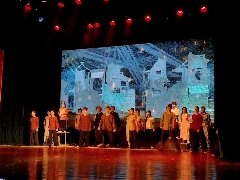 Bằng kỹ thuật và công nghệ thiết kế sân khấu hiện đại, vở nhạc kịch mang lại nhiều ấn tượng, phù hợp bối cảnh không gian và sinh hoạt của năm 1930.