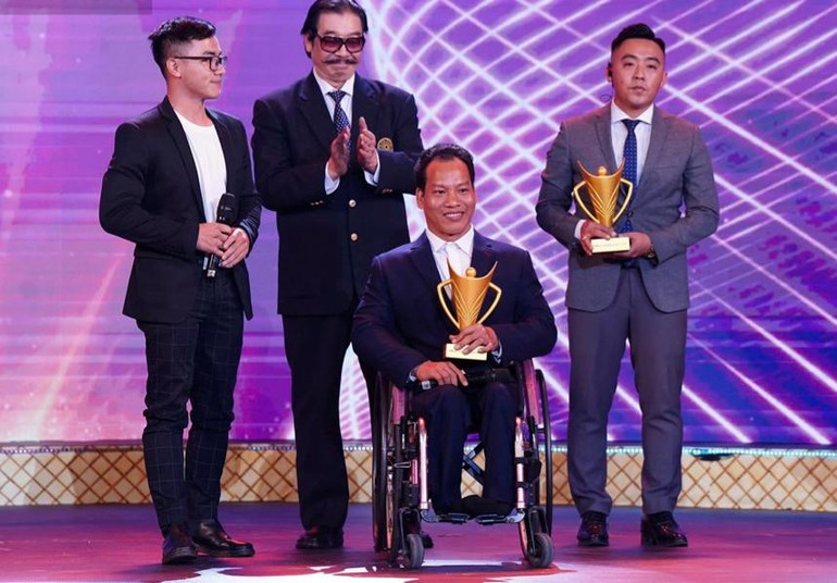 Lực sĩ thể thao người khuyết tật Lê Văn Công đoạt giải vận động viên được yêu thích nhất và vận động viên người khuyết tật xuất sắc nhất của năm.