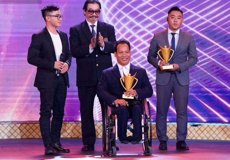 Lực sĩ thể thao người khuyết tật Lê Văn Công đoạt giải vận động viên được yêu thích nhất và vận động viên người khuyết tật xuất sắc nhất của năm.