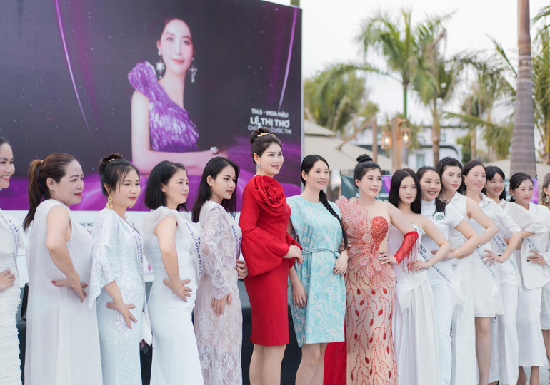 Thạc sĩ, Hoa hậu Lê Thị Thơ - Chủ tịch cuộc thi (áo xanh) chụp ảnh cùng các thí sinh. Thạc sĩ, Hoa hậu Lê Thị Thơ - Chủ tịch cuộc thi (áo xanh) chụp ảnh cùng các thí sinh.