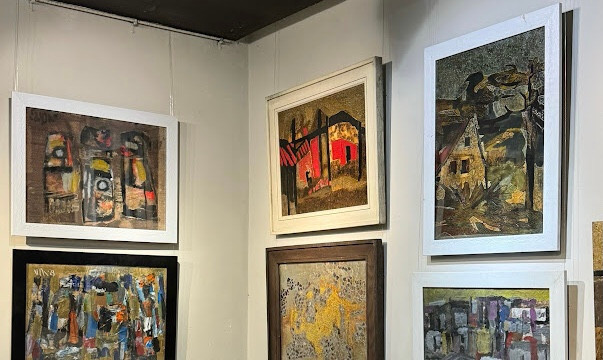 Một số tác phẩm sơn mài của hoạ sĩ Văn Chiến tại triển lãm.