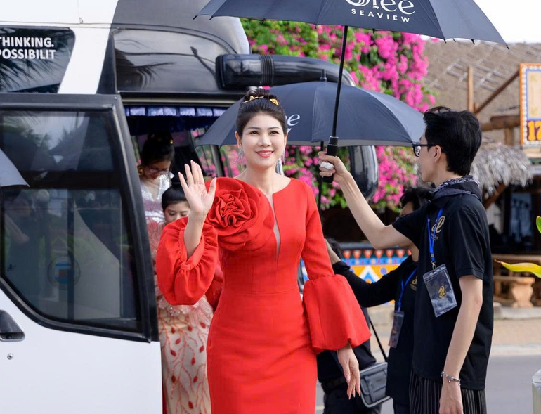 Hoa hậu Lê Liệu - Phó Chủ tịch cuộc thi tại buổi đón đoàn thí sinh đến Bình Thuận. Hoa hậu Lê Liệu - Phó Chủ tịch cuộc thi tại buổi đón đoàn thí sinh đến Bình Thuận.