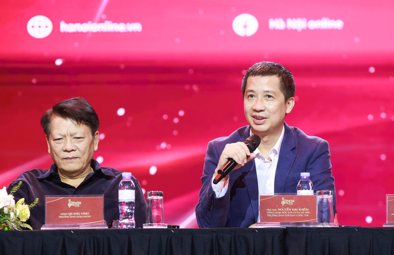 Tổng Giám đốc, Tổng Biên tập Đài Phát thanh và Truyền hình Hà Nội Nguyễn Kim Khiêm (bên phải) và Nghệ sĩ Nhân dân Quang Vinh-Chủ tịch Hội Âm nhạc Hà Nội. Tổng Giám đốc, Tổng Biên tập Đài Phát thanh và Truyền hình Hà Nội Nguyễn Kim Khiêm (bên phải) và Nghệ sĩ Nhân dân Quang Vinh-Chủ tịch Hội Âm nhạc Hà Nội.