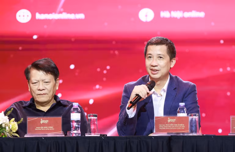 Tổng Giám đốc, Tổng Biên tập Đài Phát thanh và Truyền hình Hà Nội Nguyễn Kim Khiêm (bên phải) và Nghệ sĩ Nhân dân Quang Vinh-Chủ tịch Hội Âm nhạc Hà Nội.