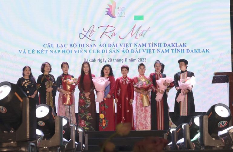 Trao hoa cho ban chủ nhiệm Câu lạc bộ Di sản Áo dài Việt Nam tỉnh Đắk Lắk. (Ảnh: Mai Sao)