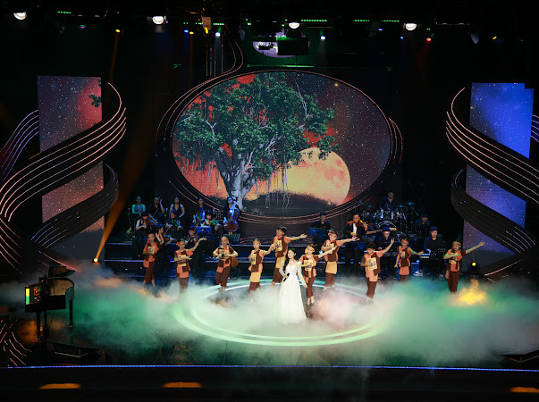 Tiết mục của sĩ Khánh Chi và vũ đoàn. Tiết mục của sĩ Khánh Chi và vũ đoàn.