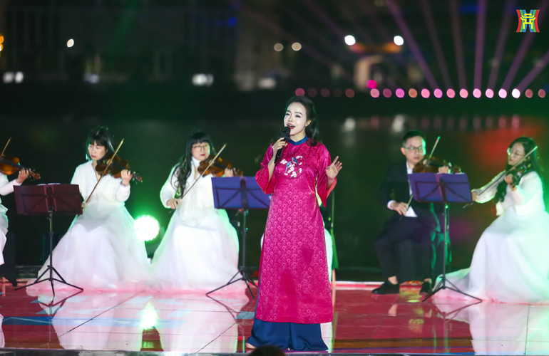 Nghệ sĩ Ưu tú Lan Anh biểu diễn các nhạc phẩm theo phong cách thính phòng. Nghệ sĩ Ưu tú Lan Anh biểu diễn các nhạc phẩm theo phong cách thính phòng.