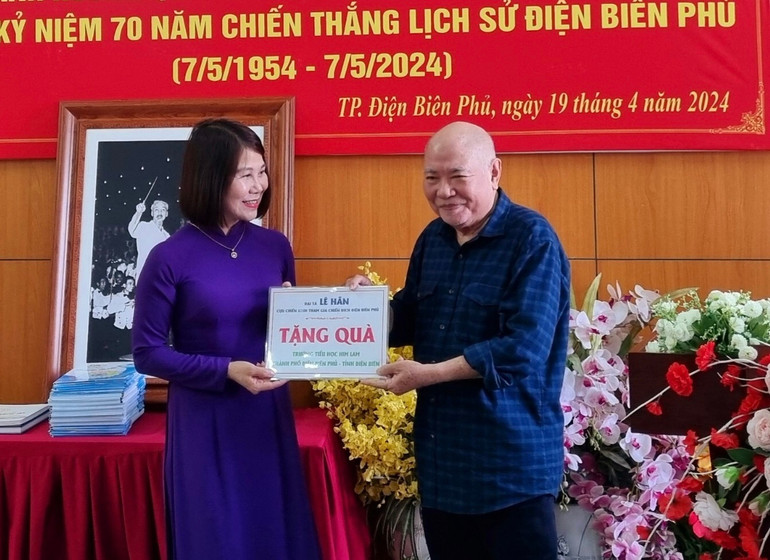 Nhà văn Châu La Việt thay mặt Đại tá Lê Hãn tặng quà Trường tiểu học Him Lam (thành phố Điện Biên Phủ).