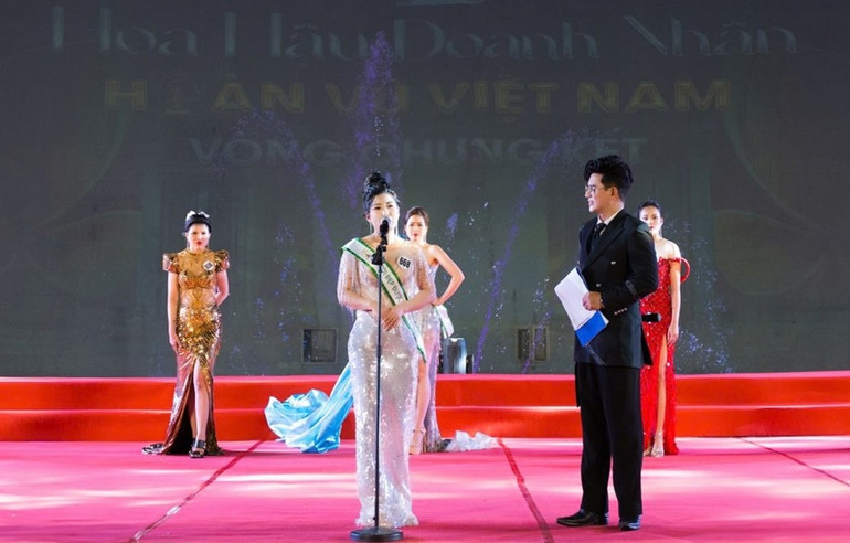 Lê Thị Hạnh trả lời tại phần thi ứng xử.