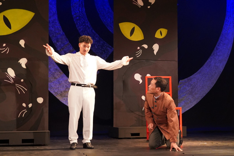 Nghệ sĩ ưu tú Xuân Bắc trong vai gã công chức "quan thanh tra" rởm.