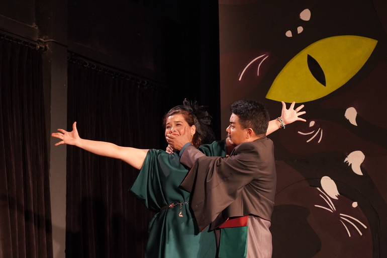 Nghệ sĩ ưu tú Trịnh Mai Nguyên và nghệ sĩ Hồ Liên vai vợ chồng thị trưởng.