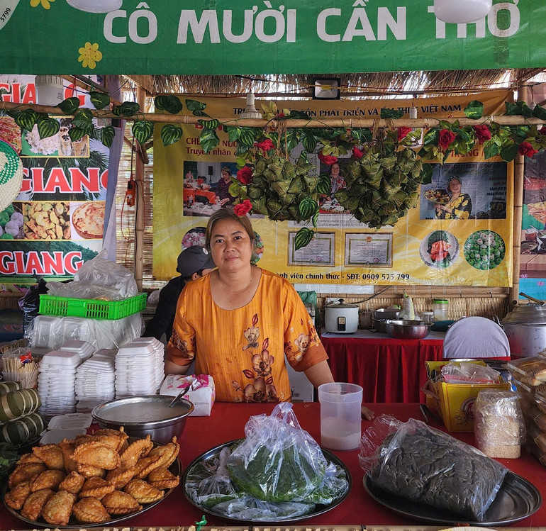 Một nghệ nhân giới thiệu các đặc sản bánh miền Tây Nam Bộ đến với du khách.