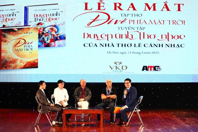 Các nhà thơ, nhà văn trao đổi về các tác phẩm trong lễ ra mắt các tập sách mới 'Đi về phía mặt trời" và "Duyên tình thơ nhạc" của nhà thơ Lê Cảnh Nhạc.