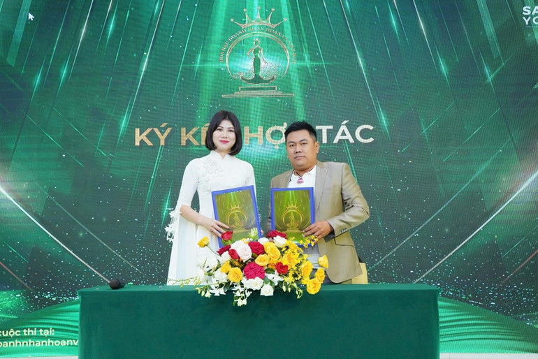 Hoa hậu Lê Liệu, Phó Chủ tịch Cuộc thi tại lễ ký kết với nhà tài trợ cuộc thi.