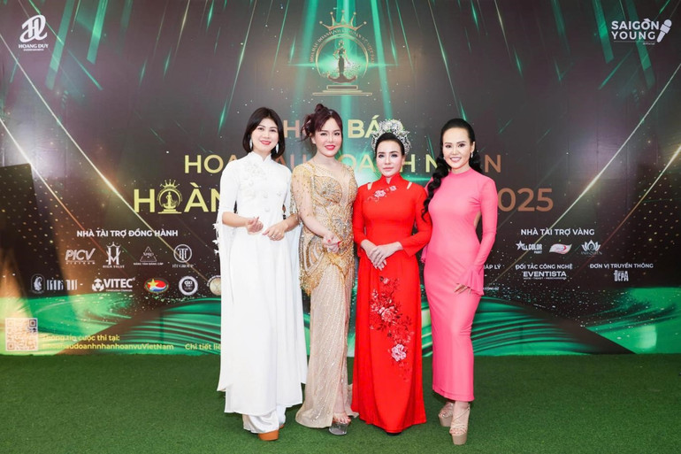 Ban Tổ chức và các nhà tài trợ cuộc thi.