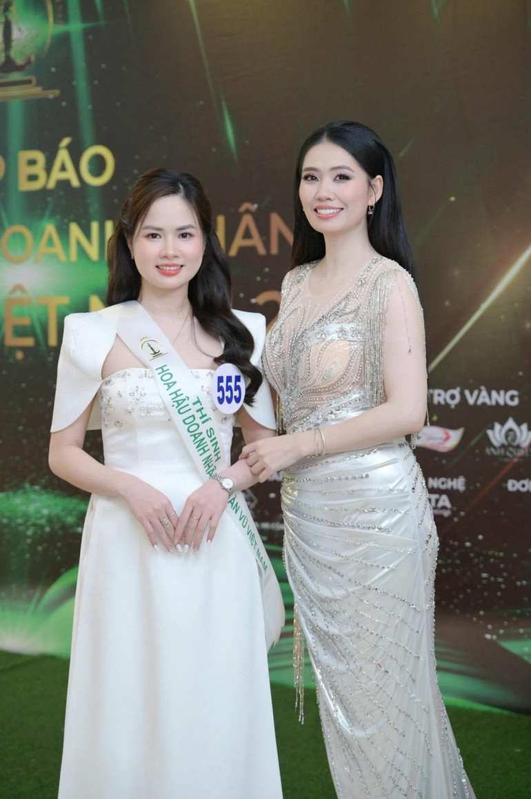 Hoa hậu Lê Thị Thơ, Chủ tịch Cuộc thi trao số báo danh cho thí sinh lọt qua vòng sơ tuyển.