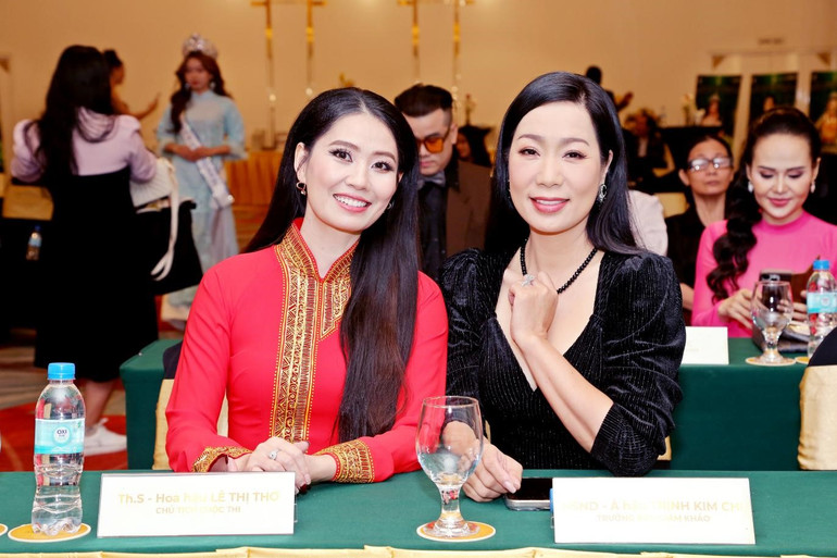 Chủ tịch Cuộc thi, Hoa hậu Lê Thị Thơ và Nghệ sĩ Nhân dân Trịnh Kim Chi, Trưởng Ban Giám khảo Cuộc thi.