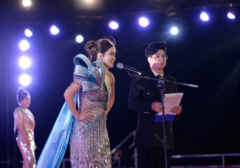 Á hậu 1 Dương Thị Phương trong phần thi ứng xử.