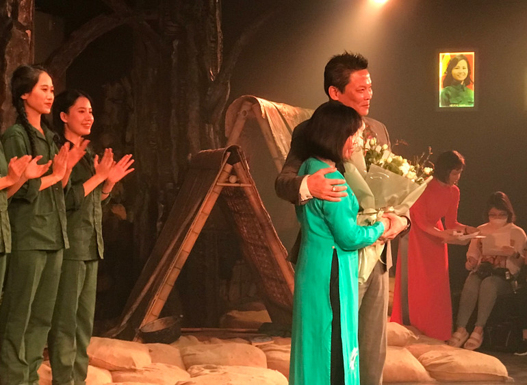 Tác giả-đạo diễn Lê Quý Dương nhận hoa chúc mừng của khán giả tại lễ công diễn vở "Huyền thoại tuổi thanh xuân" ở Bảo tàng Phụ nữ Việt Nam.