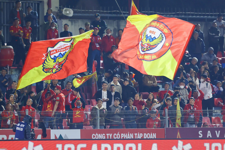 Các cổ động viên Hà Tĩnh cổ động đội nhà ở trận đấu vòng 12. (Ảnh VPF) Các cổ động viên Hà Tĩnh cổ động đội nhà ở trận đấu vòng 12. (Ảnh VPF)